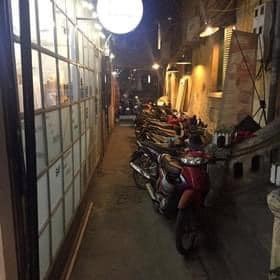 Cho thuê nhà mặt phố Bà Triệu ,90m2 x 1 tầng , lửng 30m , MT 4,5m, sân riêng ,giá 32tr / tháng
