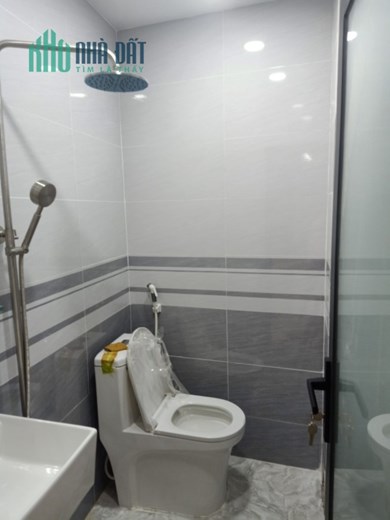 Gấp! Bán nhà HXH ngay chân cầu vượt Nguyễn Tri phương, 37m2, 5 tầng BTCT, chỉ 5.8 tỷ TL