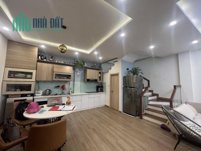 Bán nhà Ngọc Lâm ,Long Biên 3 tầng ,46m2 ,Mt 5m ,gần phố  nhỉnh 5 tỷ