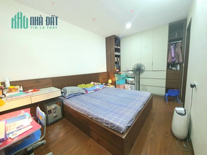 Bán nhà NGUYỄN VĂN LINH 35 M, HƠN 3 TỶ,5 TẦNG. Ô Tô VÀO NHÀ.