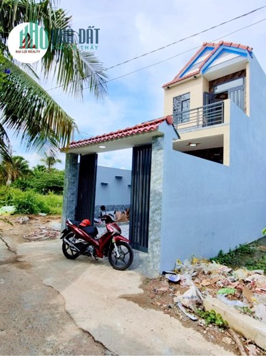 1 Căn Nhà Vừa Rẻ - Đẹp- Ban công và sân đậu oto - 2 LẦU - 3 PHÒNG NGỦ - 3 WC - Tỉnh Lộ 864 đi vào