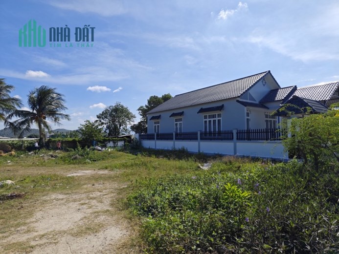 Lô đất ven biển Bình Thuận, full thổ cư, sổ sẵn, mặt tiền đường 29m, giá chỉ 799 triệu.