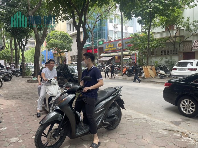 Chính chủ cần bán gấp nhà 4 tầng phố Dịch Vọng Hậu, DT 75 m2, mặt ngang 4,86m