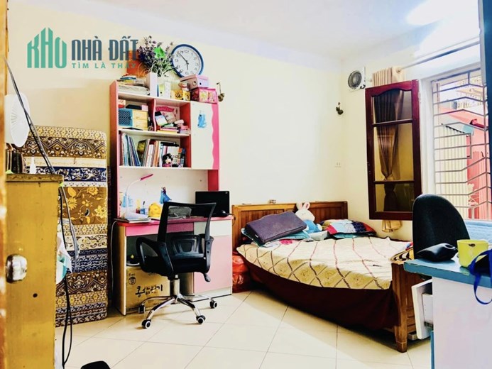 Bán Gấp CH Tập Thể Tầng 4 Kim Liên, Đống Đa. Diện Tích 70m2, 2 Phòng Ngủ Riêng Biệt. Sổ Đỏ. Giá 2