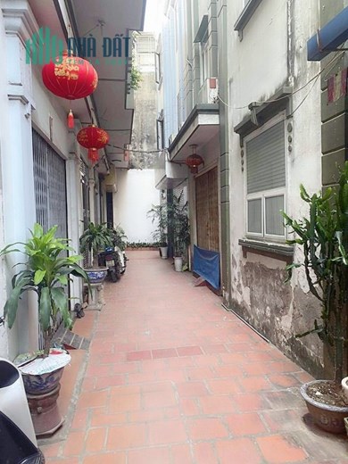 Bán nhà Miếu Hai Xã, diện tích 56m 3 tầng GIÁ 2.69 tỉ có sân cổng riêng