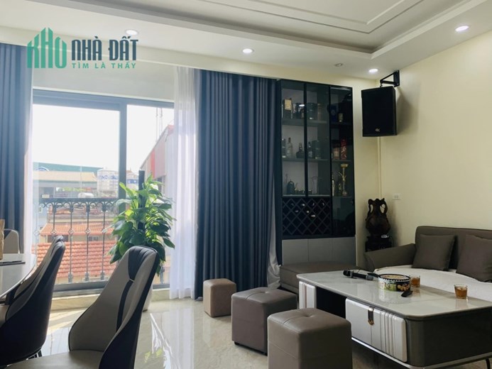 Bán nhà 81m2 phố Nguyễn Văn Cừ Gara Ô tô 7 chỗ Thang máy Nội thất Nhập Giá 12.2 Tỷ