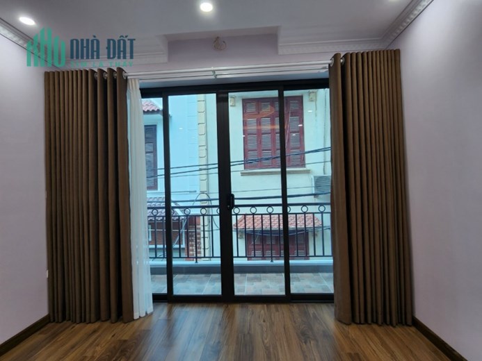 Bán nhà 82m2 phố Nguyễn Văn Cừ Gara 7 chỗ Thang máy Nhập Nội thất Đẳng cấp Giá 12.2 Tỷ