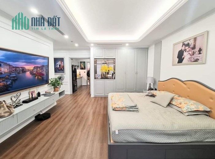 Hàng xóm Chương Tailor mặt phố Cửa Bắc sầm uất gần EVN 99m2 chỉ 33.33 tỷ. LH 0989.62.6116
