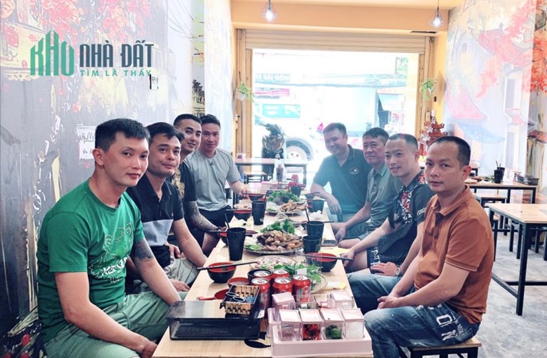 Em chính chủ cần sang quán Bún Đậu Mắm Tôm gấp vì lý do vừa đi làm ở bệnh viện, con vào lớp 1 nên