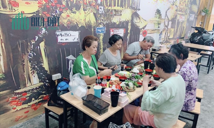 Em chính chủ cần sang quán Bún Đậu Mắm Tôm gấp vì lý do vừa đi làm ở bệnh viện, con vào lớp 1 nên