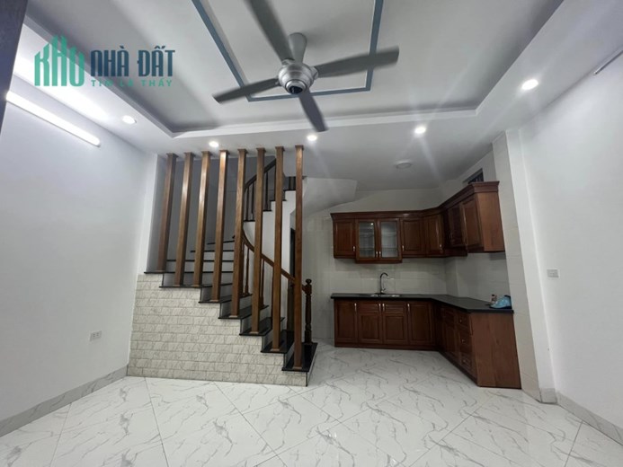 Bán Nhà Gia Thụy , Quận Long Biên Giá 3.5 Tỷ  35M x 5 Tầng Lô Góc , Gara Ô Tô .