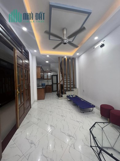Bán Nhà Gia Thụy , Quận Long Biên Giá 3.5 Tỷ  35M x 5 Tầng Lô Góc , Gara Ô Tô .