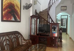Cho thuê nhà 60 m2 x3 tầng tại khu tập thể, có 3 phòng ngủ, quận Long Biên