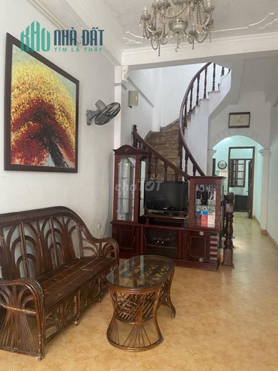 Cho thuê nhà 60 m2 x3 tầng tại khu tập thể, có 3 phòng ngủ, quận Long Biên