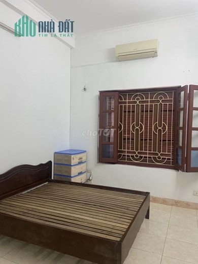 Cho thuê nhà 60 m2 x3 tầng tại khu tập thể, có 3 phòng ngủ, quận Long Biên