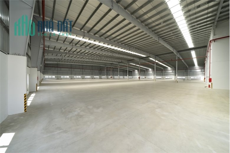Nhà xưởng có sẵn, phục vụ SX hoặc kho chứa hàng, thuận tiện di chuyển ra cầu cảng