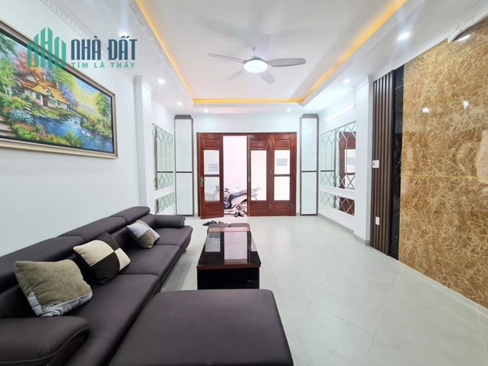 Nhà Tân Mai - đối diện 35  Tân Mia 38m2- 5t , ở luôn, ô tô. giá chỉ 3 tỷ 5. lh 0987136162