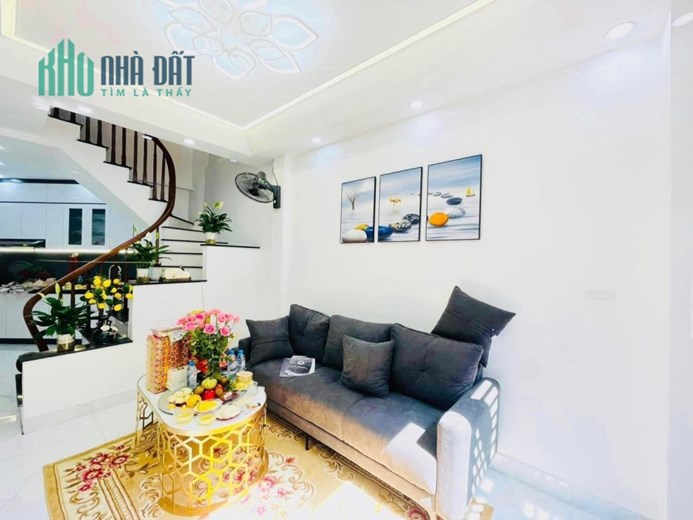Bán nhà phố Hoàng mai 38*5 tầng giá 2 tỷ88, đẹp, mới, ở luôn, gần hồ
