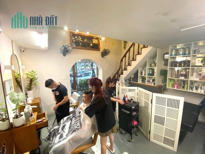 SANG NHƯỢNG MẶT BẰNG CỬA HÀNG THỜI TRANG TÓC - VỊ TRÍ ĐẸP, SÁT GÓC NGÃ TƯ TRUNG TÂM, NHIỀU VĂN PHÒNG