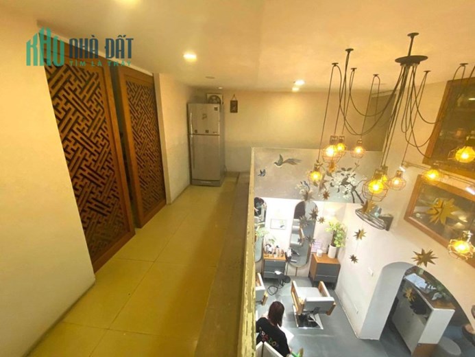 SANG NHƯỢNG MẶT BẰNG CỬA HÀNG THỜI TRANG TÓC - VỊ TRÍ ĐẸP, SÁT GÓC NGÃ TƯ TRUNG TÂM, NHIỀU VĂN PHÒNG