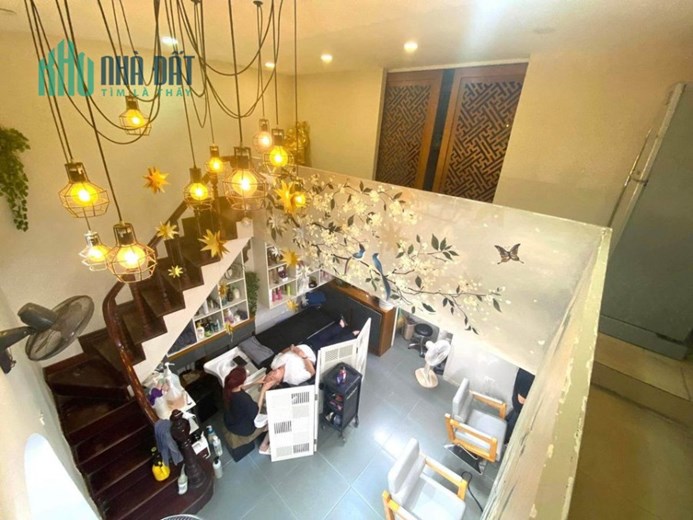 SANG NHƯỢNG MẶT BẰNG CỬA HÀNG THỜI TRANG TÓC - VỊ TRÍ ĐẸP, SÁT GÓC NGÃ TƯ TRUNG TÂM, NHIỀU VĂN PHÒNG