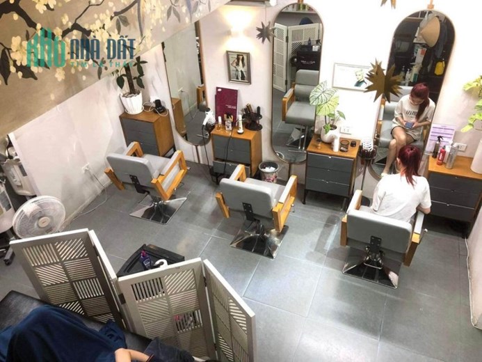 SANG NHƯỢNG MẶT BẰNG CỬA HÀNG THỜI TRANG TÓC - VỊ TRÍ ĐẸP, SÁT GÓC NGÃ TƯ TRUNG TÂM, NHIỀU VĂN PHÒNG