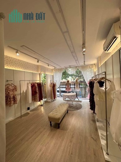 Chính chủ cho thuê nhà mặt phố Quán Thánh vị trí đẹp. - Diện tích 30m x 4 tầng =120m2. - Mặt tiền
