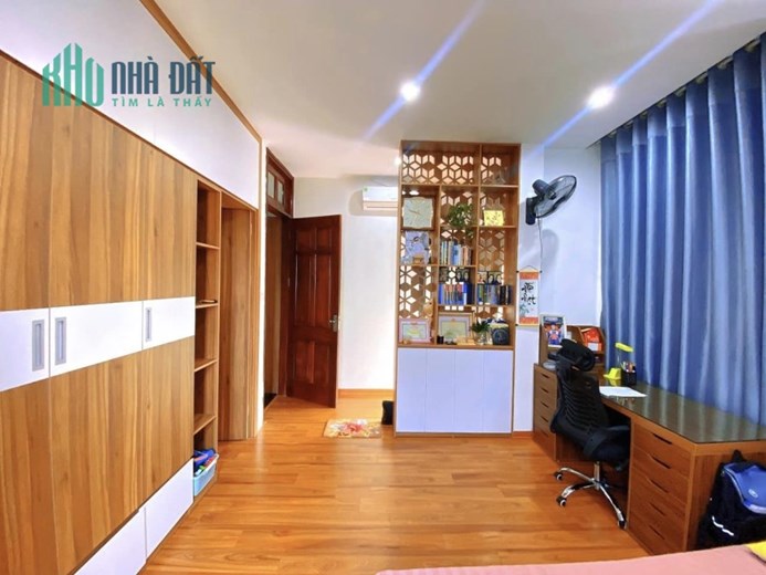 Bán nhà 83m2 phố Nguyễn Văn Cừ Gara 7 chỗ Thang máy XỊN Nội thất Cao cấp Giá 12.1 Tỷ