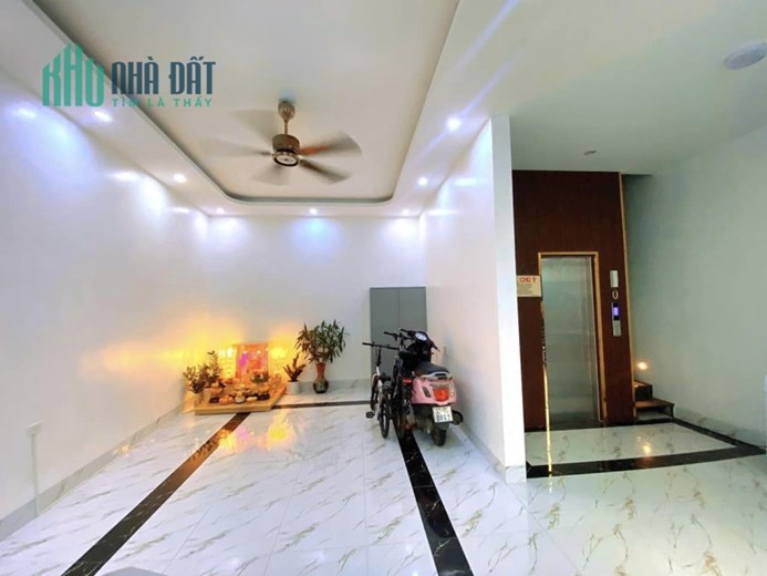 Bán nhà 83m2 phố Nguyễn Văn Cừ Gara Ô tô tránh Thang máy Nhập Nội thất Cao cấp Giá 12.1 Tỷ