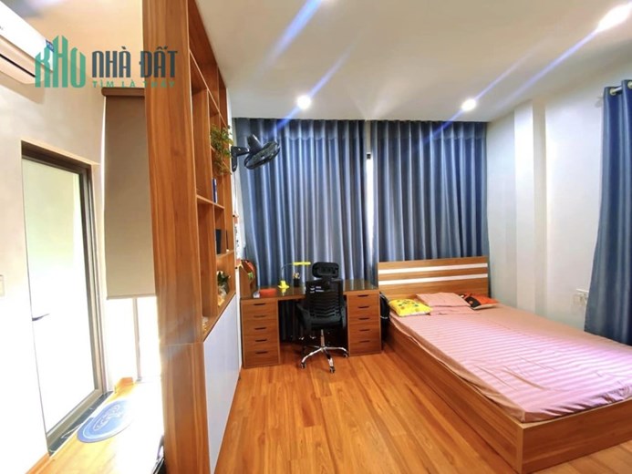 Bán nhà 83m2 phố Nguyễn Văn Cừ Gara Ô tô 7 chỗ Thang máy Nội thất Nhập Giá 12.2 Tỷ