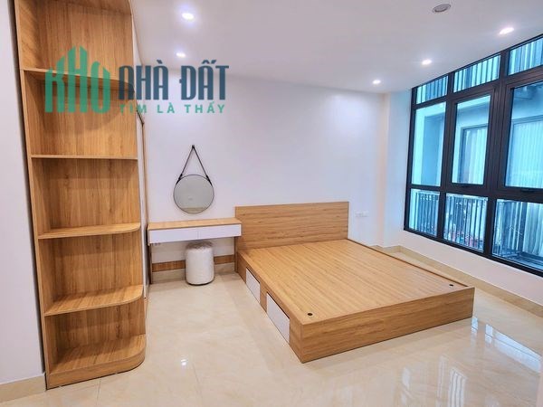 Bán nhà 81m2 phố Nguyễn Văn Cừ Gara 7 chỗ Thang máy XỊN Nội thất Cao cấp Giá 12.2 Tỷ