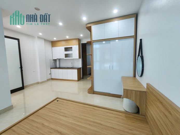 Bán nhà 82m2 phố Nguyễn Văn Cừ Gara Ô tô tránh Thang máy Nội thất Nhập Giá 12.3 Tỷ