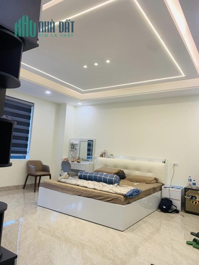 Bán nhà 82m2 phố Nguyễn Văn Cừ Gara 7 chỗ Thang máy XỊN Nội thất Cao cấp Giá 12.1 Tỷ