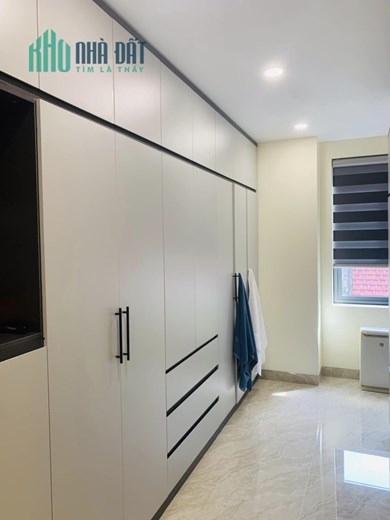 Bán nhà 82m2 phố Nguyễn Văn Cừ Gara Ô tô tránh Thang máy Nội thất Cao cấp Giá 12.1 Tỷ