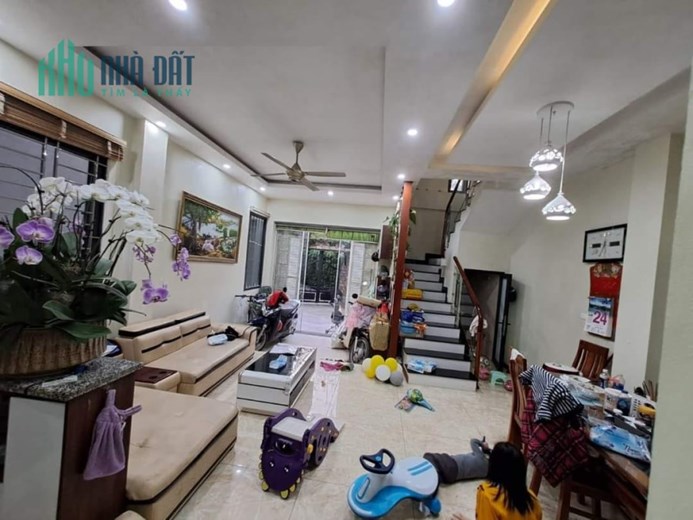 Bán nhà 81m2 phố Nguyễn Văn Cừ Gara 2 Ô tô tránh Thang máy Nhập Nội thất Nhập Giá 12.3 Tỷ