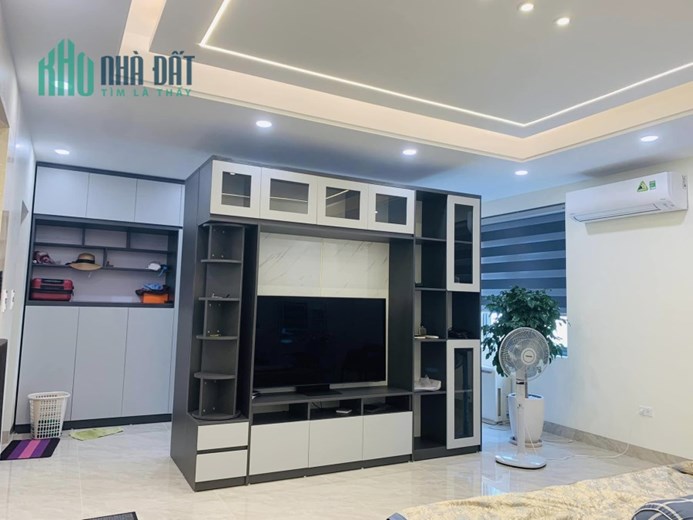 Bán nhà 81m2 phố Nguyễn Văn Cừ Gara 7 chỗ Thang máy Nội thất Đẳng cấp Giá 12.2 Tỷ
