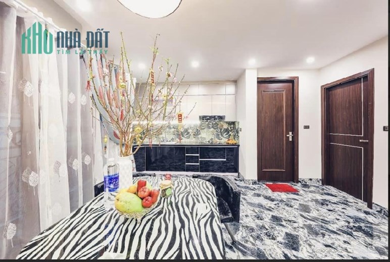 Bán nhà 81m2 phố Nguyễn Văn Cừ Gara Ô tô 7 chỗ Thang máy Nhập Nội thất Đẳng cấp Giá 12.2 Tỷ