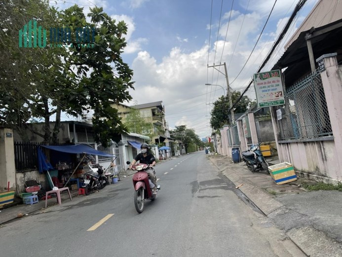 Bán gấp nhà Đường 1 Long Trường, Thủ Đức, 250m2, giá chỉ hơn 6 tỷ.
