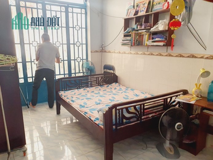 Bán nhà Mễ Cốc P15 Q8 3.2m x 10m 2 Tầng 2PN Chỉ: 2.65 Tỷ