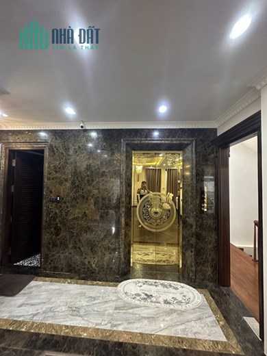 BIỆT THỰ NGUYỄN VĂN CỪ 7 TẦNG THANG MÁY, GARA Ô TÔ, GIÁ SỐC 12.2 TỶ