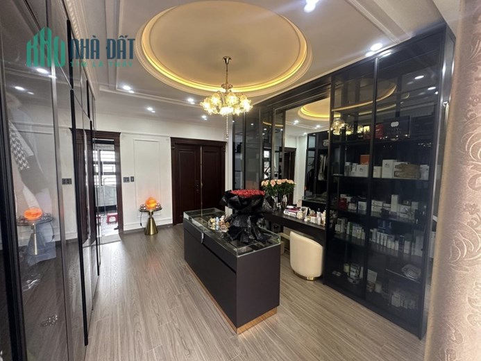 SIÊU HIẾM NGUYỄN VĂN CỪ 7 TẦNG THANG MÁY, GARA Ô TÔ, BAO SANG TÊN 12.1 TỶ