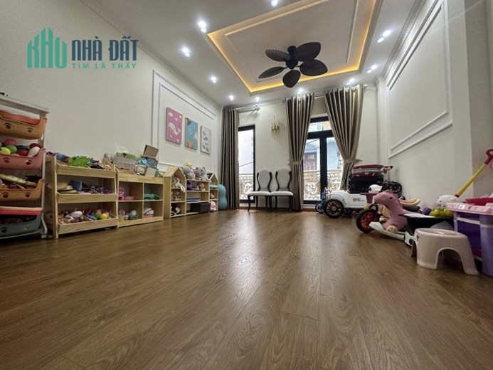 SIÊU HIẾM NGUYỄN SƠN 7 TẦNG THANG MÁY, GARA Ô TÔ, BAO SANG TÊN 12.2 TỶ