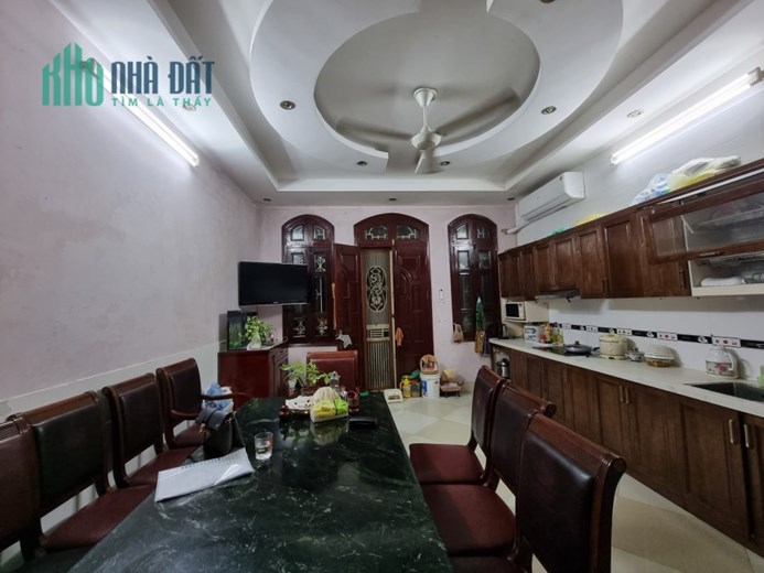 NHÀ MẶT NGÕ TRẦN QUỐC HOÀN TẠI CẦU GIẤY. VỊ TRÍ CỰC ĐỈNH, NHÀ CŨNG RẤT ĐẸP.