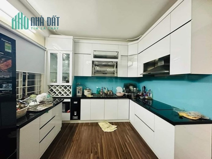 Bán nhà Lô Góc - Ô tô Phùng Chí Kiên Cầu Giấy Nhỉnh 5 tỷ . DT 31.8m - 6 Tầng Nhà đẹp sẵn ở ngay .