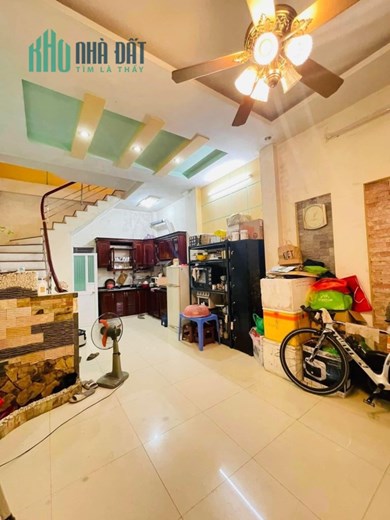 CỰC HIẾM, Nhà ở 898 Đường Láng 38m2, 5 tầng đẹp 2 thoáng tặng nội thất chỉ 4 tỷ