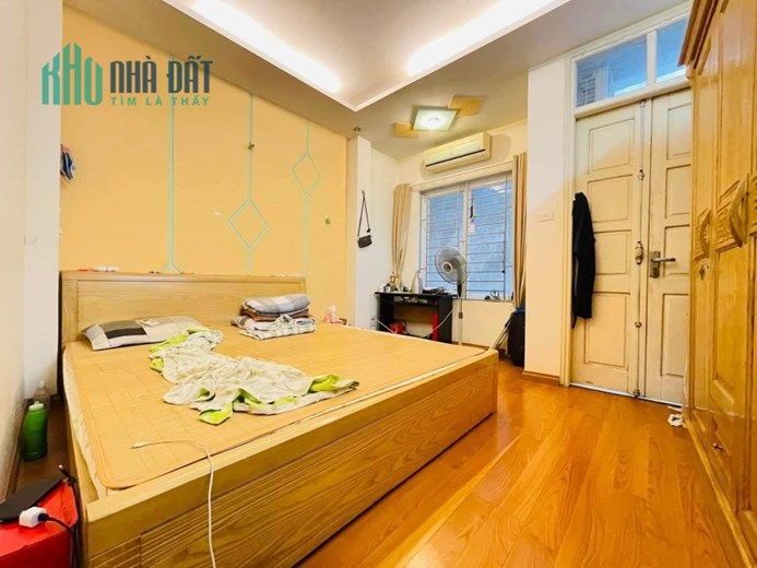 CỰC HIẾM, Nhà ở 898 Đường Láng 38m2, 5 tầng đẹp 2 thoáng tặng nội thất chỉ 4 tỷ