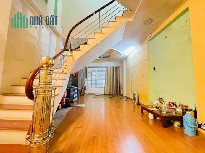 CỰC HIẾM, Nhà ở 898 Đường Láng 38m2, 5 tầng đẹp 2 thoáng tặng nội thất chỉ 4 tỷ