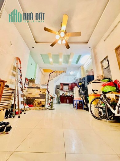CỰC HIẾM, Nhà ở 898 Đường Láng 38m2, 5 tầng đẹp 2 thoáng tặng nội thất chỉ 4 tỷ