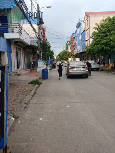 CẦN Bán mấy căn nhà trong chợ sam sung phổ yên 100m mặt tiền 5m, nhà 4 tầng 15 phòng trọ tầng 1 là