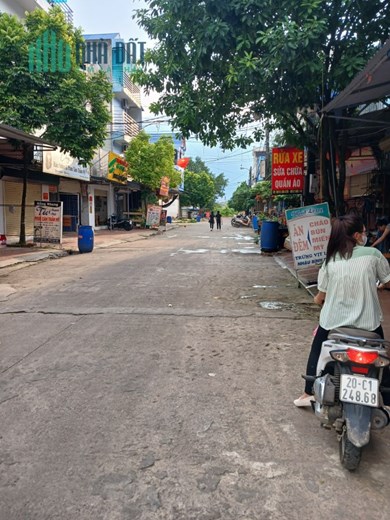 CẦN Bán mấy căn nhà trong chợ sam sung phổ yên 100m mặt tiền 5m, nhà 4 tầng 15 phòng trọ tầng 1 là